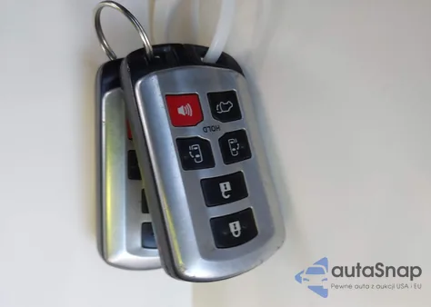 2011 Toyota Sienna Xle V6 from USA, damaged, VIN 5TDYK3DC8BS033878